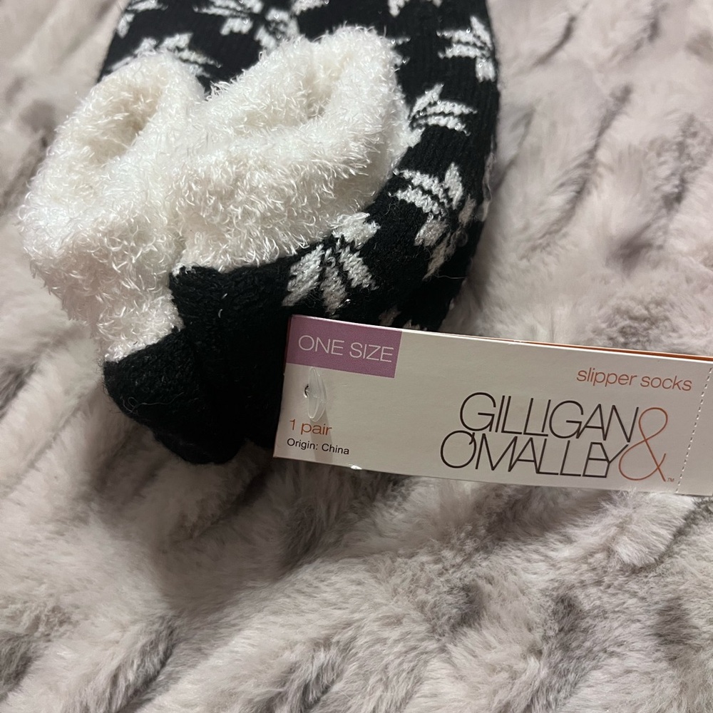 Gilligan & O'Malley Black and White Cozy Slipper Socks